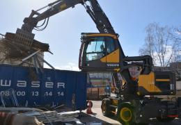 The Volvo EW200E MH material handler is engineered to deliver strong performance in waste-handling applications