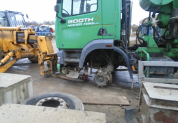 A 52-year-old man was crushed under the truckmixer while attempting to replace its front wheels