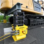 Two pairs of Enerpac cube jacks provide co-ordinated hydraulic lifting of loads up to 25 tonnes per jack to a height of 2m 