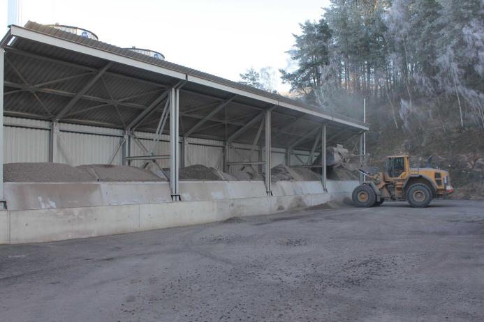 Part of the cold-feed hopper arrangement