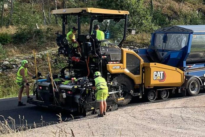 Cat AP500 asphalt paver