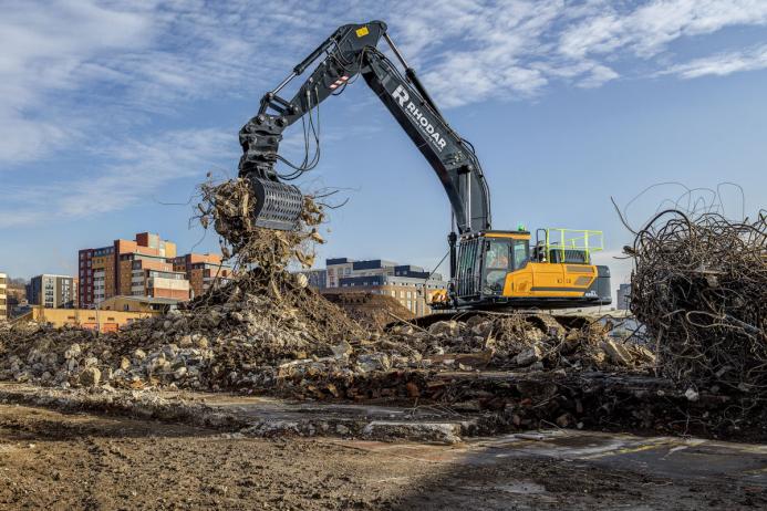 Hyundai HX480AL excavator in operation 