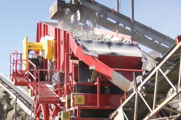 Inclined aggregate screen