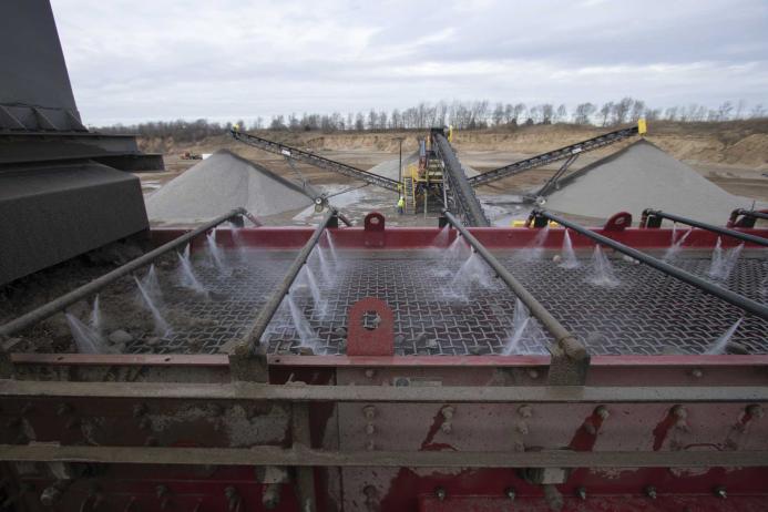 Horizontal wash screen with woven-wire top deck