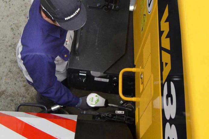 Factory filling a Komatsu machine with HVO at the KGC plant in Hannover, Germany 