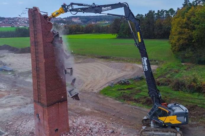 Austen’s Volvo EC380E HR features a custom-made quick-change boom system 