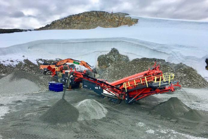 The Sandvik QH332 Hydrocone crusher and QA335 Doublescreen in operation in the Antarctic