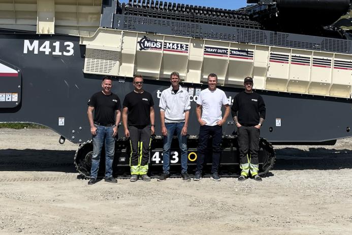 The Mineralteknikk team with a new MDS M413 rock trommel