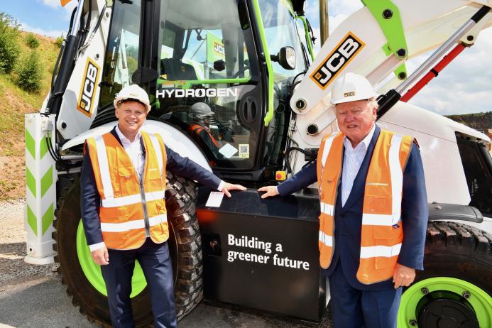 L-R: Energy Secretary Grant Shapps with JCB chairman Lord Bamford and the JCB hydrogen backhoe loader