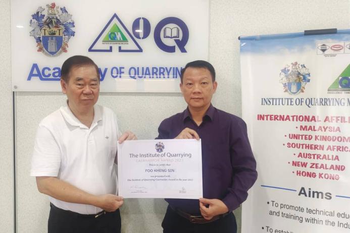 L-R: Chen Nyet Lin, President of the Institute of Quarrying Malaysia, presenting the Caernarfon Award certificate to Zeems Foo Kheng Sin