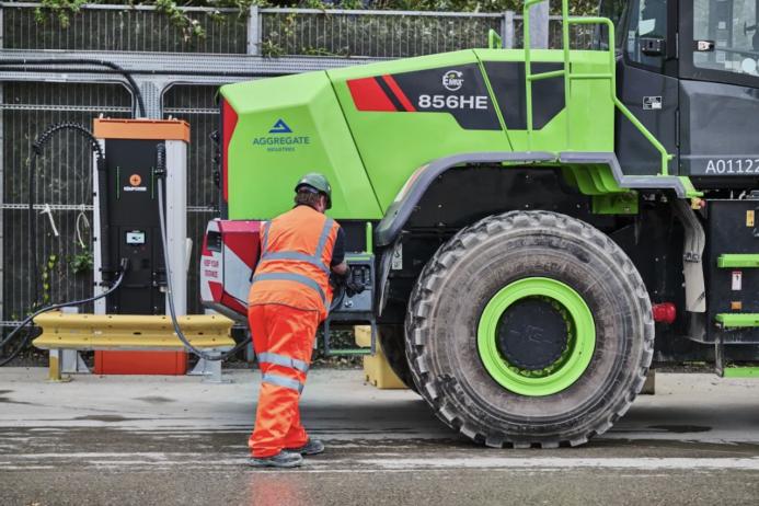With its 423kWh lithium iron phosphate battery, the 856HE can operate for more than 11h on a full charge