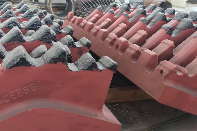 Hardfacing applied to a crusher rotor