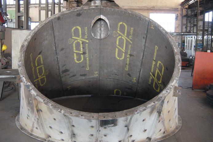 Component fitted with wear plates