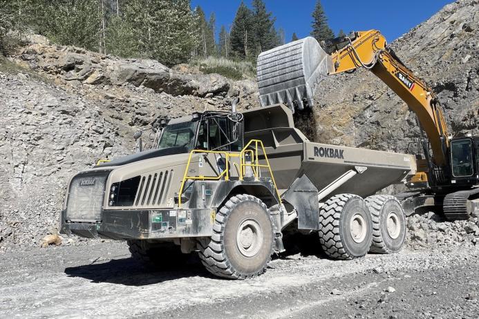The RA40 boasts a haul capacity of 38 tonnes and a heaped capacity of 23.0 cubic metres, making it ideal for transporting the volumes of materials required for Jura Creek Enterprises’ operation