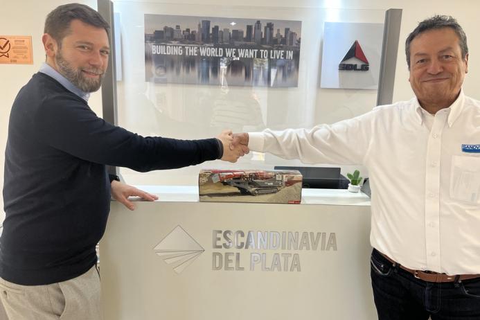 L–R: Lionel Lancman, managing director of Escandinavia del Plata SA, and Julio Flores, dealer manager for Sandvik Mobile Crushing & Screening