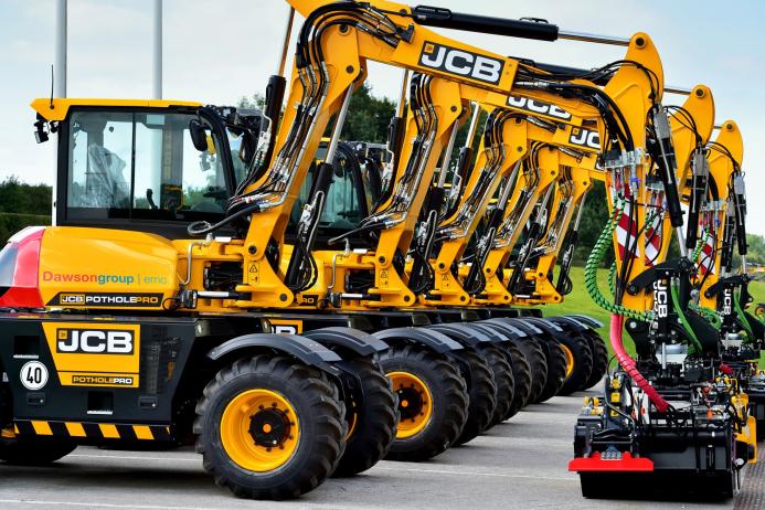 JCB win biggest order for their Pothole Pro machines from Dawsongroup  | emc