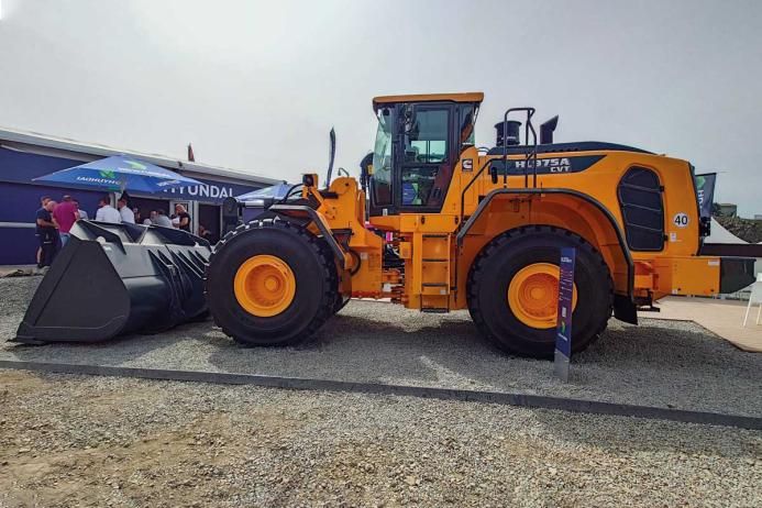 The Hyundai HL975A CVT wheel loader is powered by an EU Stage V-certified Cummins X12 engine, combined with ZF continuously variable transmission (CVT)