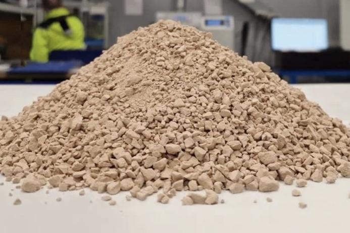 Analcime sand generated as a side stream in lithium extraction can be utilized as gravel and binder in materials for low-carbon concrete production