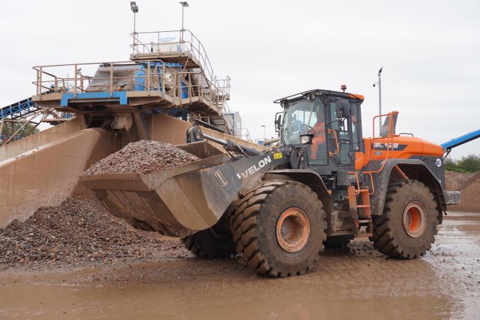 ASH Group’s new DL420CVT-7 wheel loaders are the first in the UK to be equipped with Develon’s Continuously Variable Transmission (CVT)