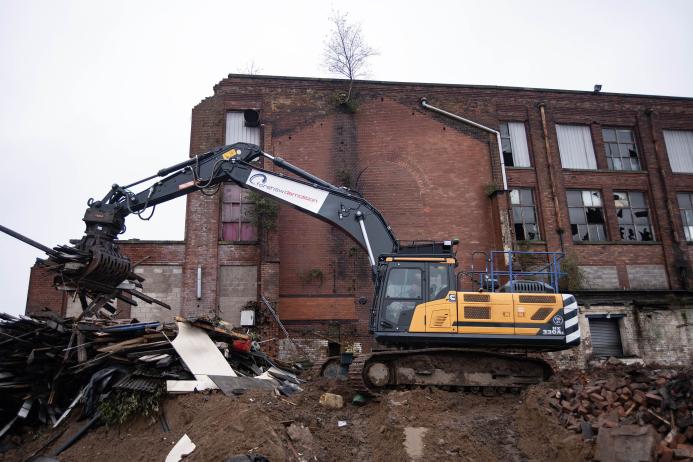 One of Forshaw’s new HD Hyundai HX300AL crawler excavators at work  