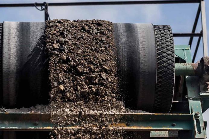 Pollution problems – fine particles of dust penetrate cracks and are then discharged (shaken out) on the return (underside) run of the belt