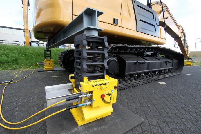 Two pairs of Enerpac cube jacks provide co-ordinated hydraulic lifting of loads up to 25 tonnes per jack to a height of 2m 