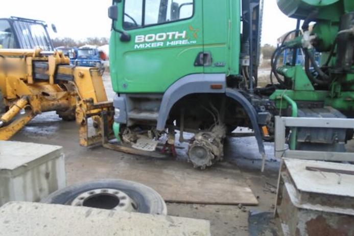 A 52-year-old man was crushed under the truckmixer while attempting to replace its front wheels