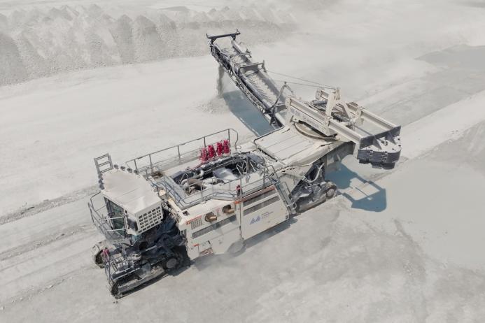 Sidecasting is a widespread alternative to direct loading in opencast mining and quarrying that is also possible with the 280 SMi