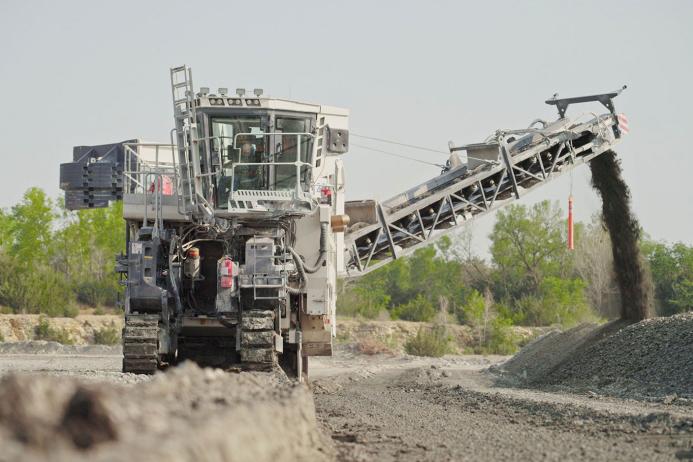 The 280 SM(i) cuts limestone with a uniaxial compressive strength of 110MPa at a rate of 400 tons/h