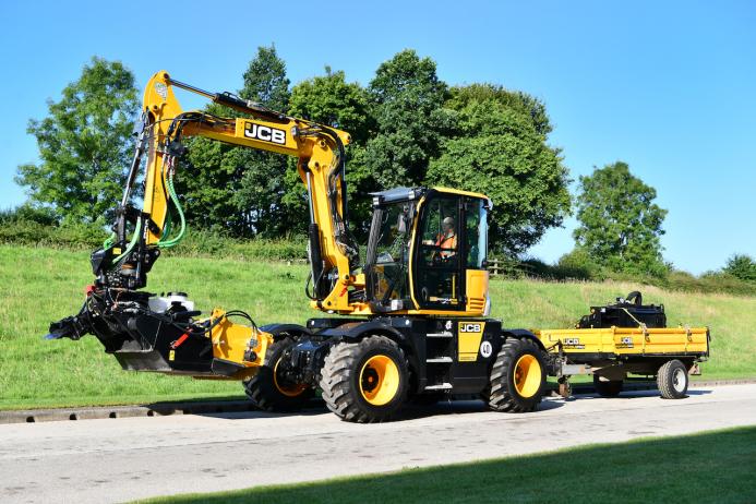 A JCB Pothole Pro wheeled excavator with purpose-built trailer