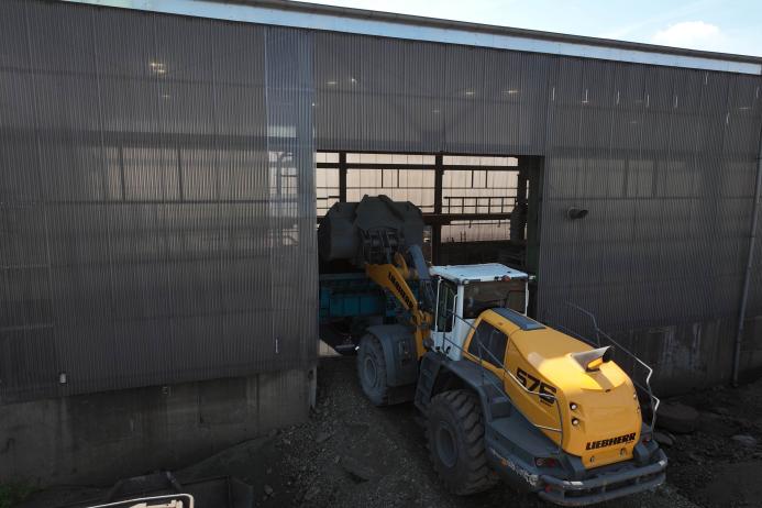 Liebherr L 576 XPower wheel loader loads material into processing plant
