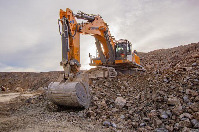CMSE’s Liebherr R 992 crawler excavator is specially equipped with an enlarged, reinforced bucket for rock extraction