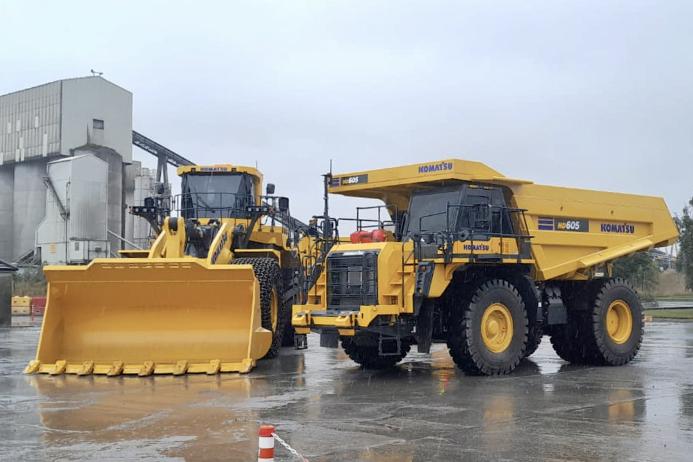 The Komatsu WA800 wheel loader and HD605 rigid dumptruck supplied to 