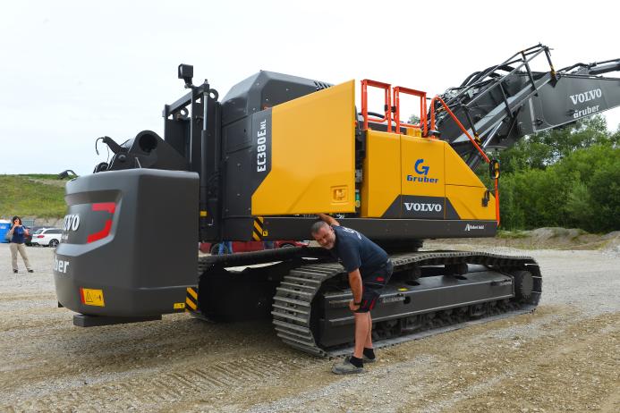 The counterweight can be lowered hydraulically to allow the excavator, boom, and counterweight to be transported in three parts