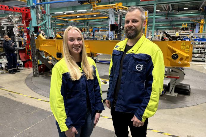 L-R: Environment engineer Lisa Krondahl and energy expert Mattias Hermander at Volvo CE Braås