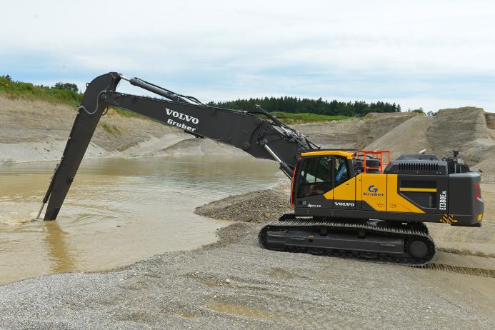 With a secure footing on the bank, the long boom can be lowered up to 8m
