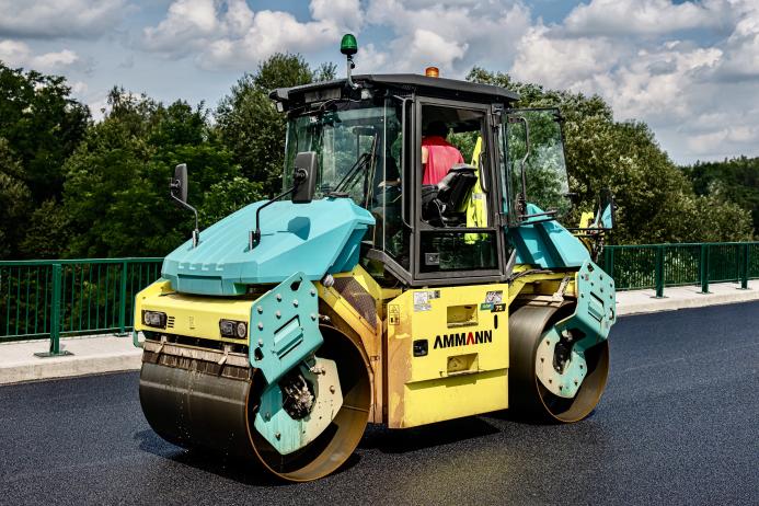 The Ammann ACEpro ARP 75 tandem roller
