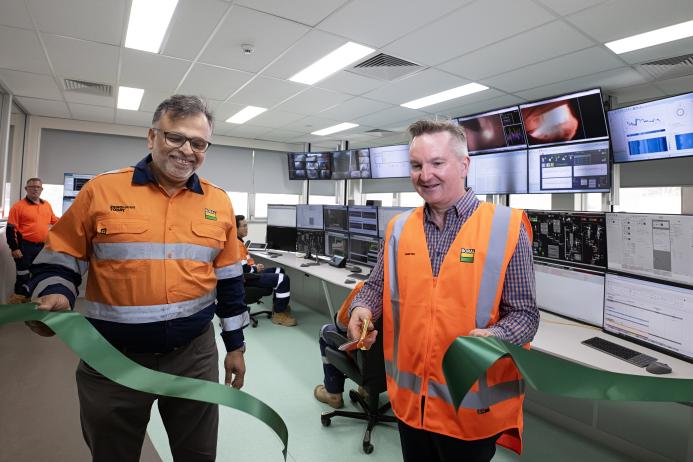L-R: Vik Bansal, chief executive officer of Boral, and the Hon Chris Bowen MP, Federal Minister for Climate Change and Energy, cutting the ribbon at the official opening