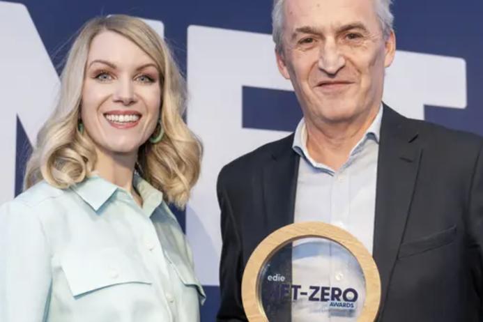 L-R: Comedian and presenter Rachel Parris presenting the award to Ian Innes, Heidelberg Materials’ major projects and key account director