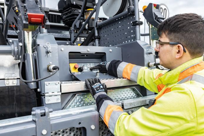 The control unit mounted on the paving screed allows users to start all the initial steps at the push of a button