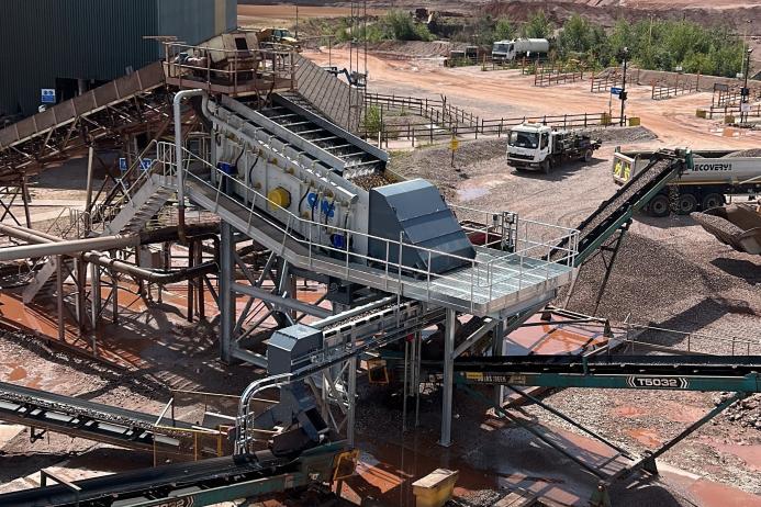 The new washing screen fits in precisely with the existing plant and equipment but provides a 50% larger screening area
