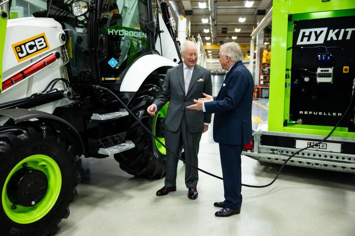 Lord Bamford explains to His Majesty The King the simple and quick process of refuelling a hydrogen backhoe loader