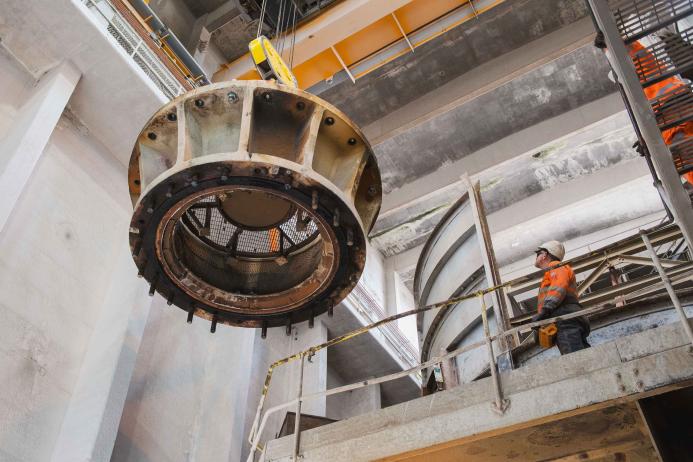 Removal of the old Fuller Traylor gyratory crusher took two weeks working around the clock