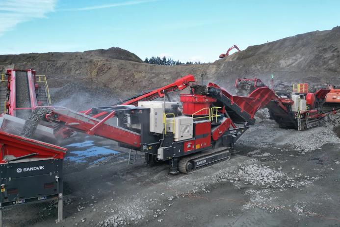 The new QH443E electric-driven cone crusher being fed by a UJ443E fully electric jaw crusher and feeding into a QA452e hybrid triple-deck Doublescreen