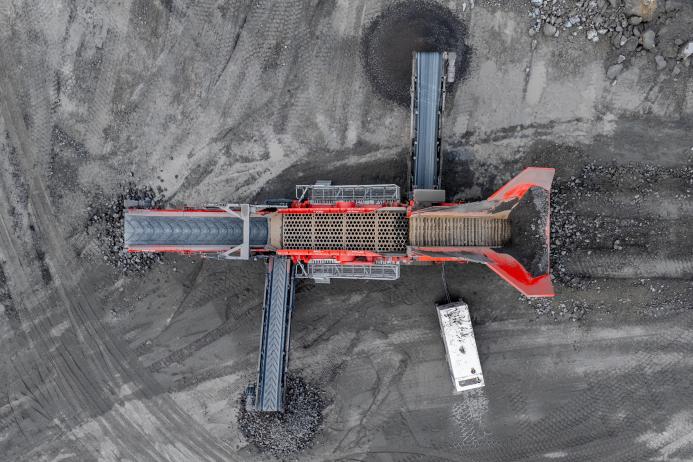 The Finlay 883+ Electric’s electrical drive system powers the feeder, screenbox, and conveyors