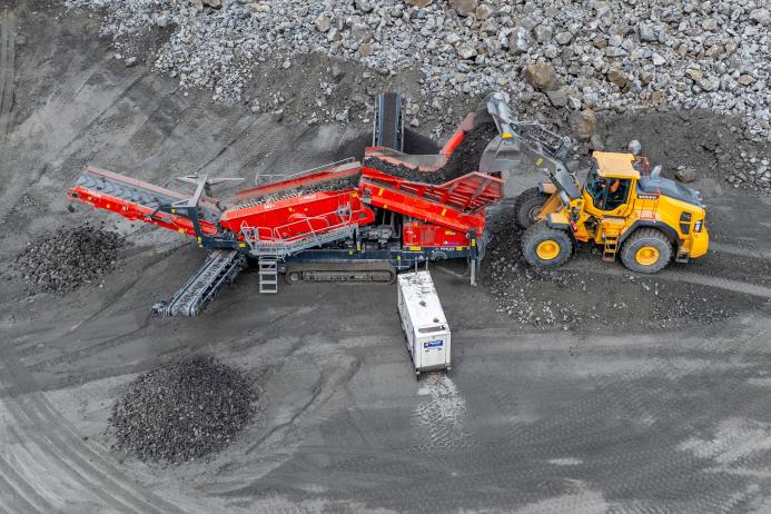 The new electric-powered Finlay 883+ heavy-duty scalping screen