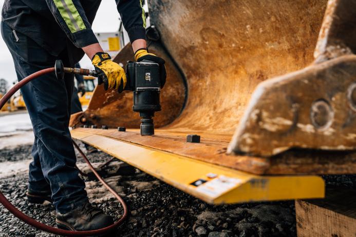 Caterpillar have introduced new single-life cutting edges for their medium-size wheel loader range