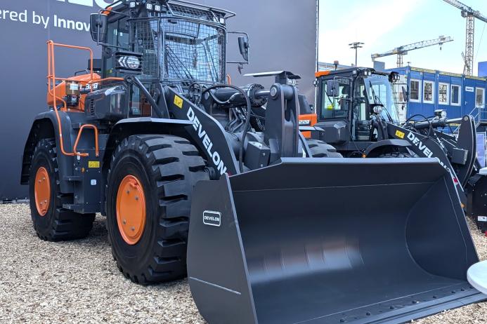 Develon DL320-7 wheel loader equipped with the updated waste and recycling kit 