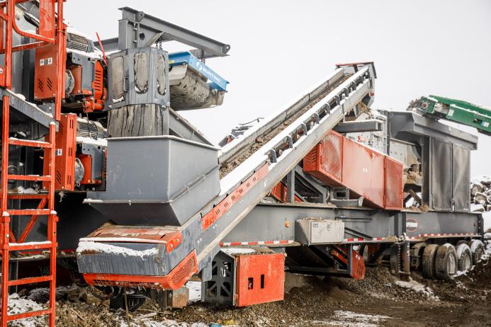 The patented recirculation conveyor on the portable Sentry HSI plant from Superior