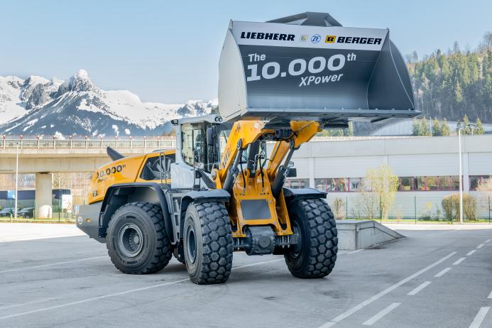 The 10,000th XPower wheel loader with specially labelled bucket at the Liebherr factory in Bischofshofen